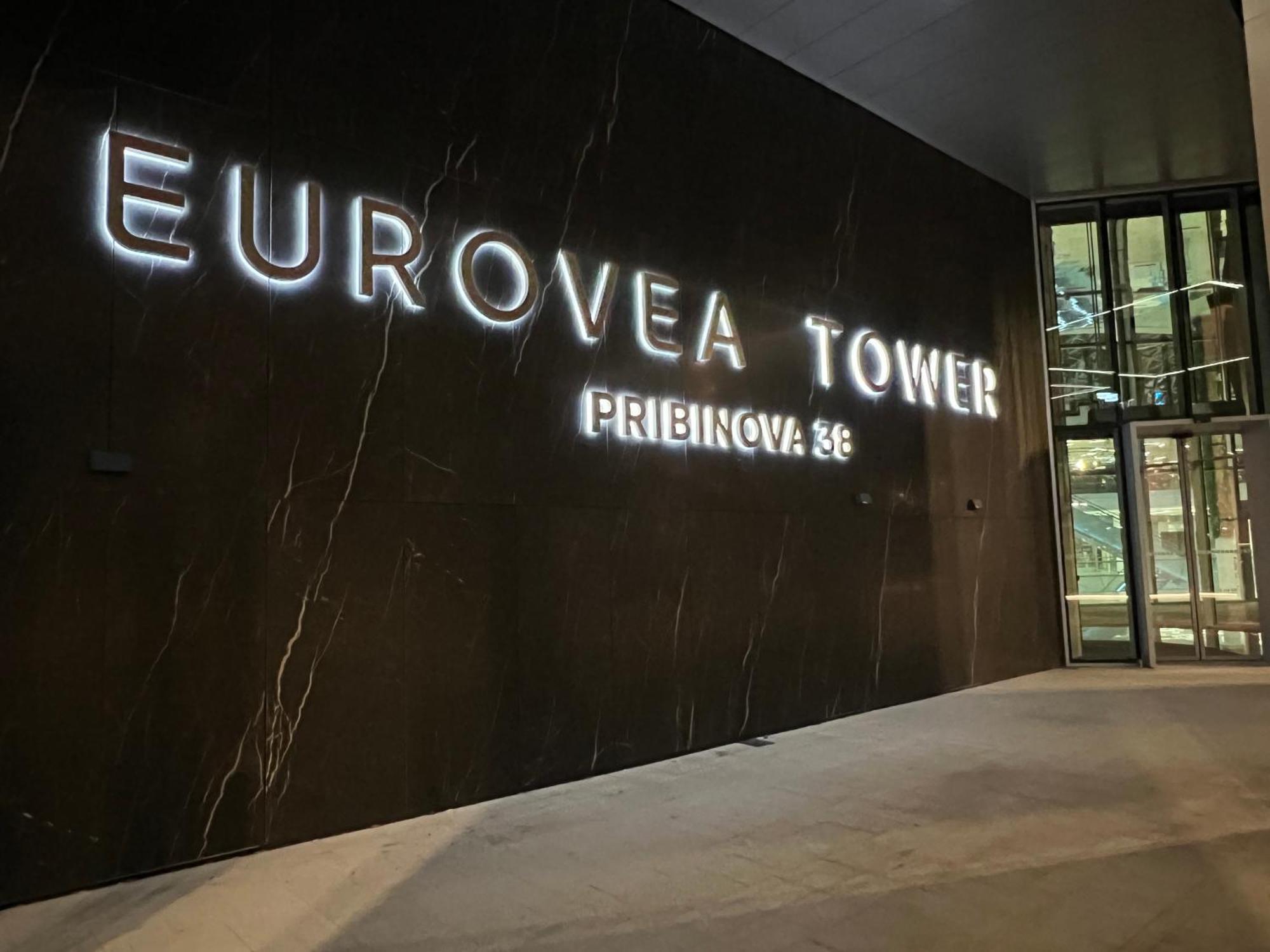 Nikas Eurovea Apartments - Free Parking บราติสลาวา ภายนอก รูปภาพ